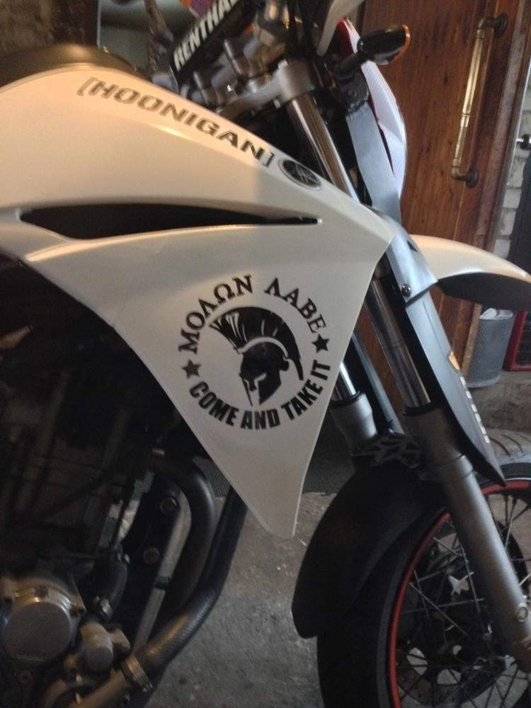 2018 NEW   15.2CM*15.2CM Spartan Helmet Vinyl Decal Car Stickers And Decals Motorcycle Car Styling Accessories
